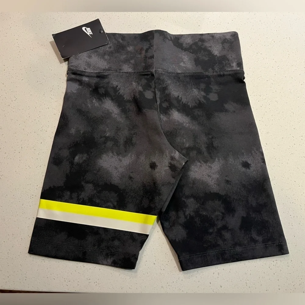 *Final Price* 🆕 Nike Sportswear Leg-A-See Ladies Knight Bike Shorts Size Small